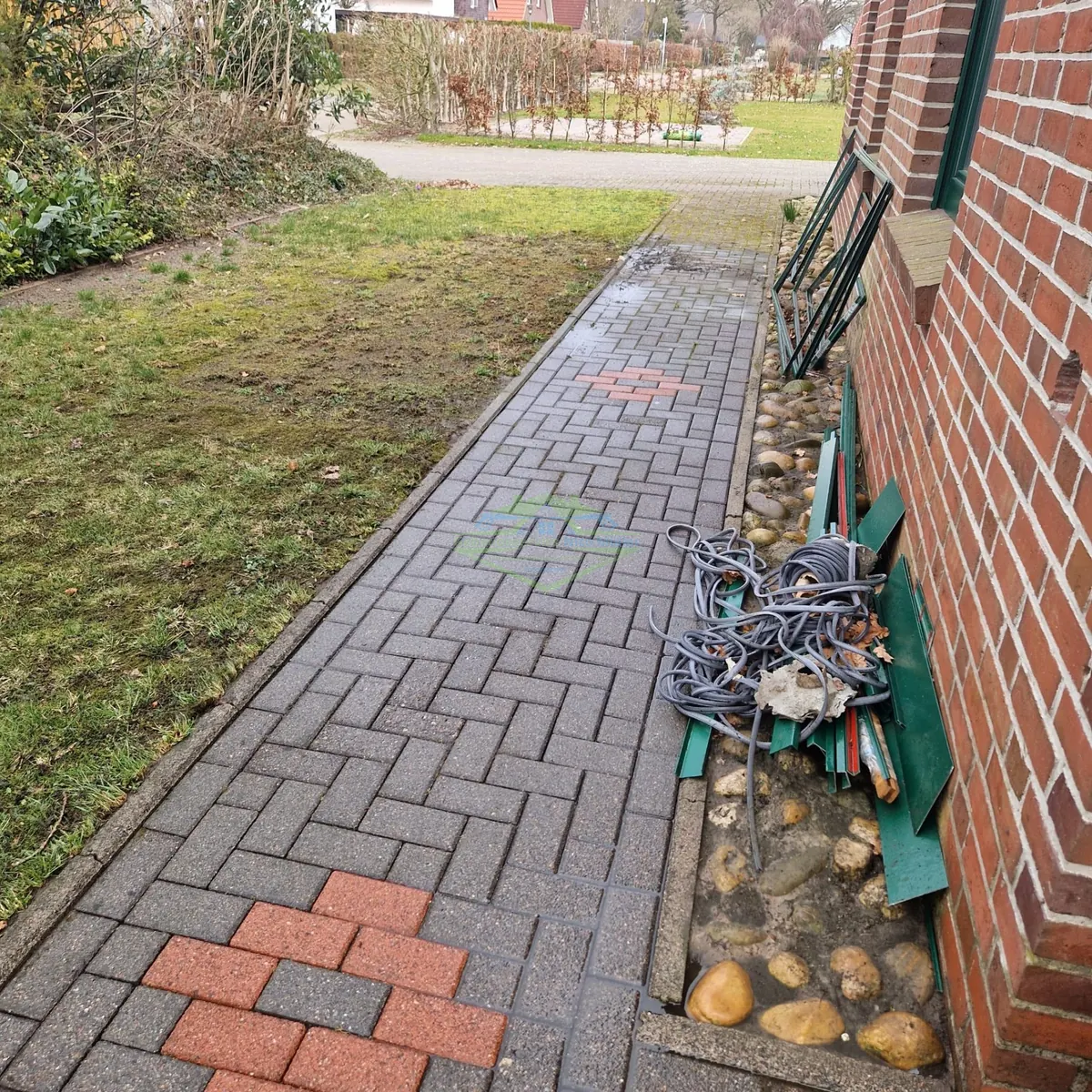 Derselbe Pflasterweg nach der professionellen Reinigung